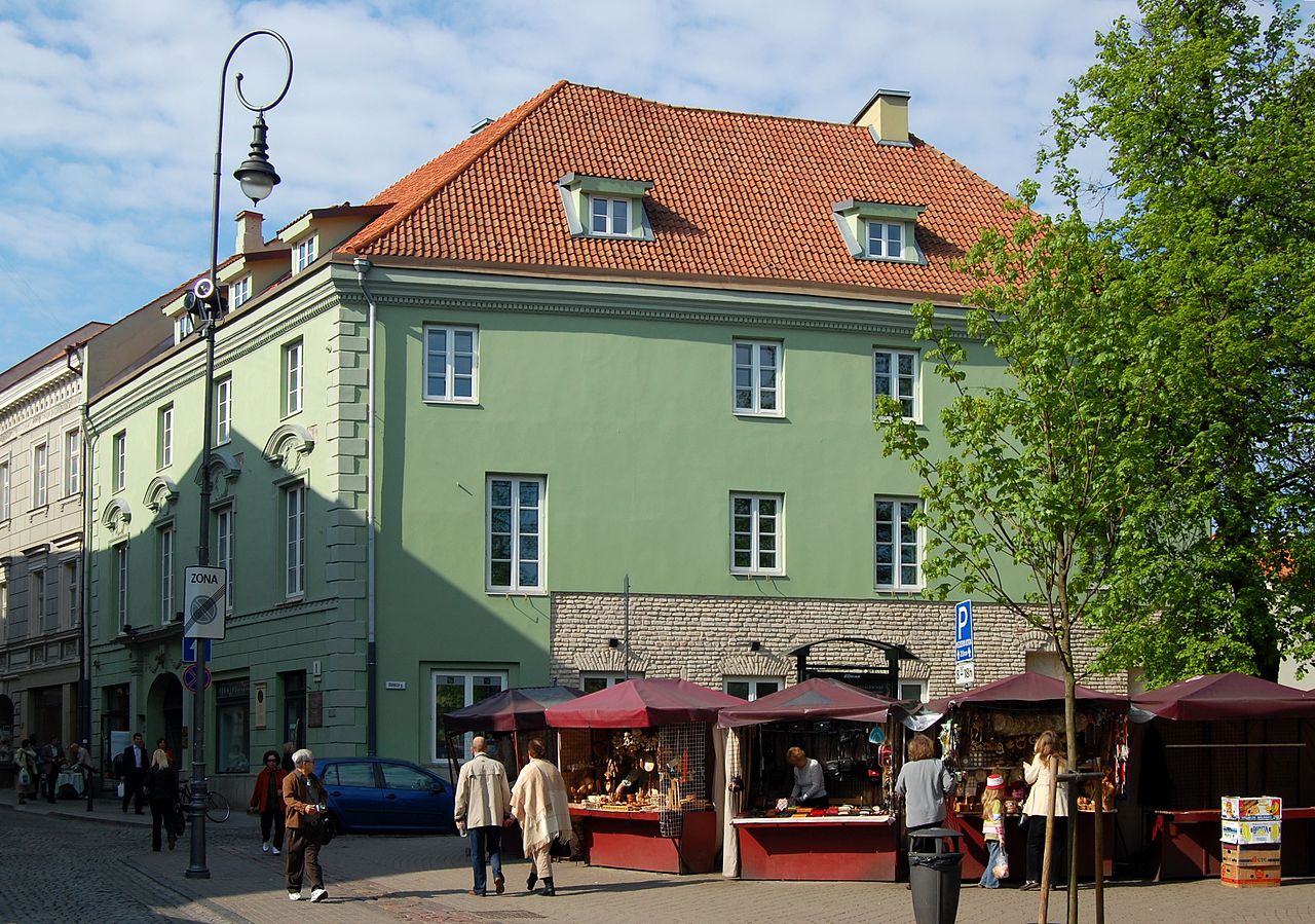 1280px Vilnius house Pilies street